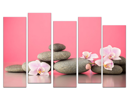 Спа камни на розовом фоне с орхидеями